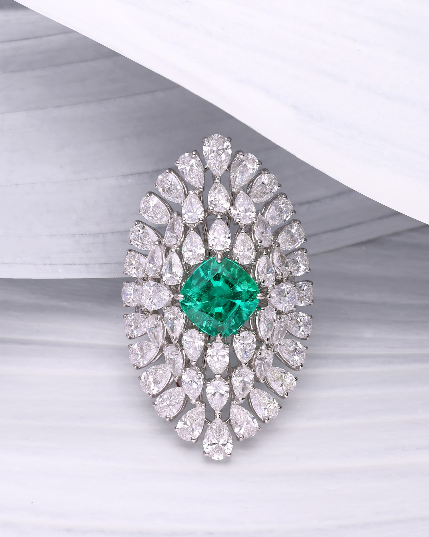 modelo con anillo de oro blanco y esmeralda verde de la coleccion drea jewelry de alta joyeria