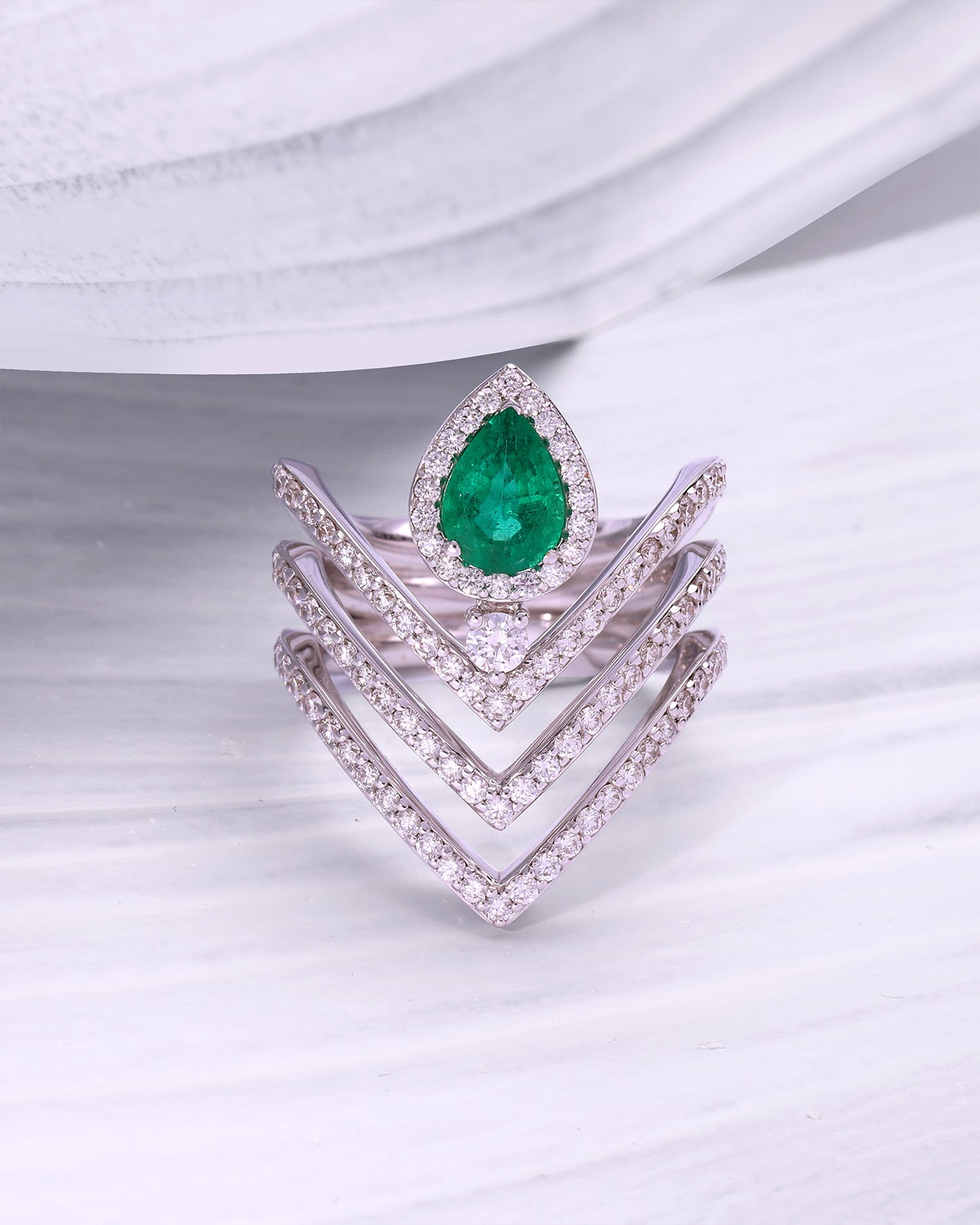 modelo con anillo de oro blanco y esmeralda verde de la coleccion drea jewelry de alta joyeria