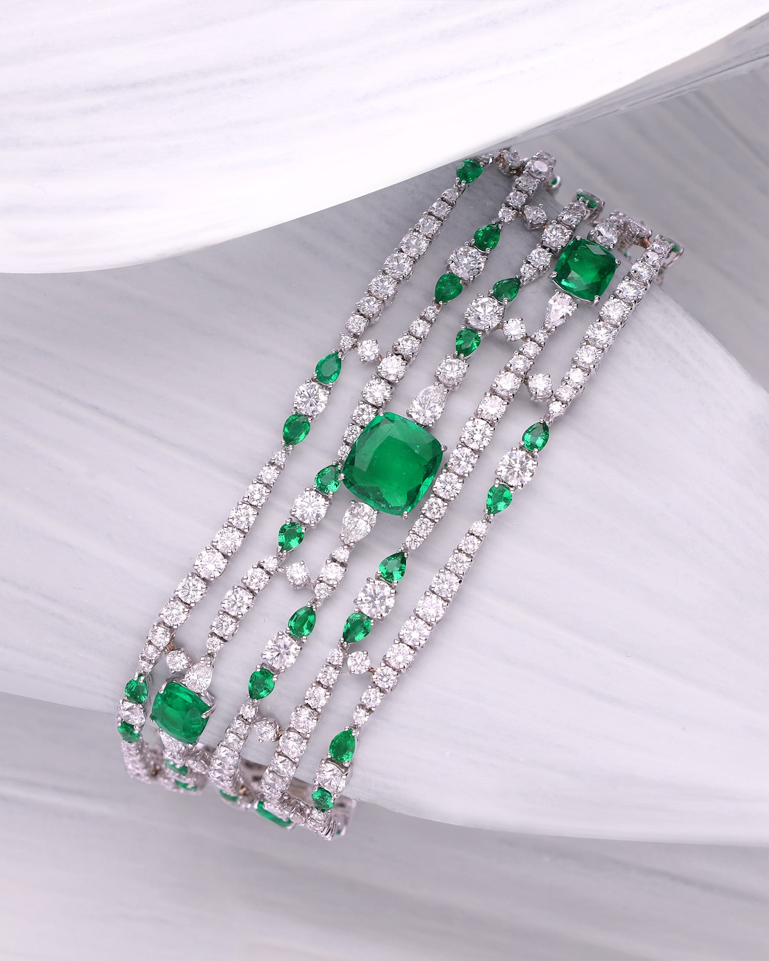 modelo con collar de esmeraldas y tanzanitas de la coleccion dream jewelry de alta joyeria