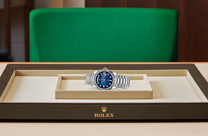 Rolex Day-Date 36 oro blanco y esfera azul sombreado engastada de diamantes watchdesk en Joyería Grau